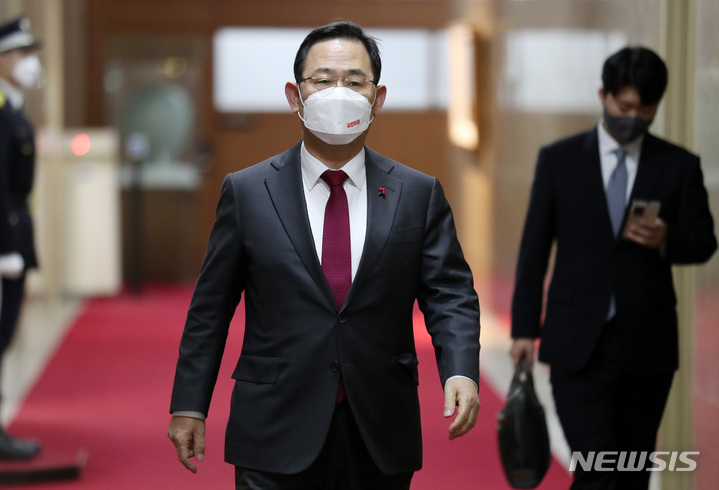 [서울=뉴시스] 이영환 기자 = 주호영 국민의힘 원내대표가 19일 오후 서울 여의도 국회 본청 국회의장실에서 김진표 국회의장과 면담 후 이동하고 있다. 2022.12.19. 20hwan@newsis.com