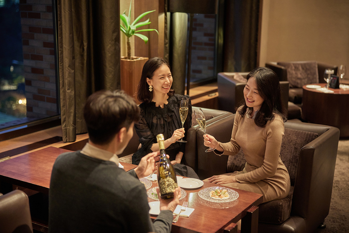 신라호텔 '더 라이브러리', 저녁엔 와인바로 변신한다