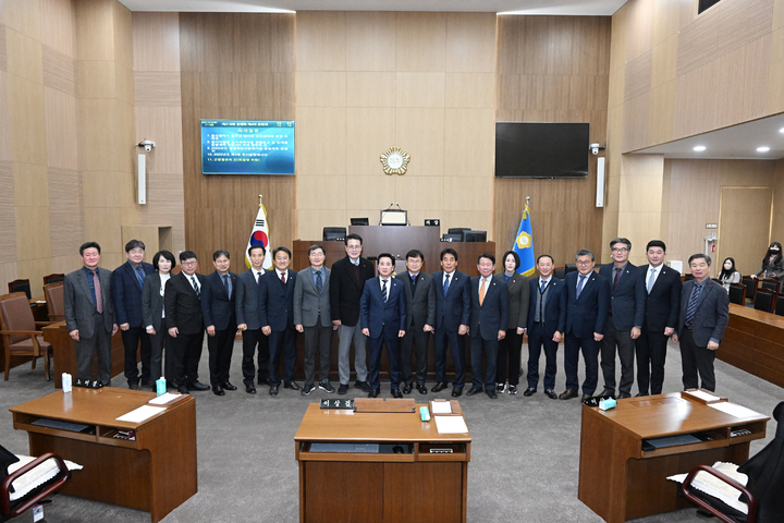 [울산=뉴시스] 유재형 기자 = 울산 울주군의회(의장 김영철)는 20일 오전 의사당 본회의장에서 열린 제218회 정례회 제4차 본회의를 끝으로 올 한해 공식 의사일정을 마무리했다. 2022.12.20. (사진= 울주군의회 제공)photo@newsis.com *재판매 및 DB 금지