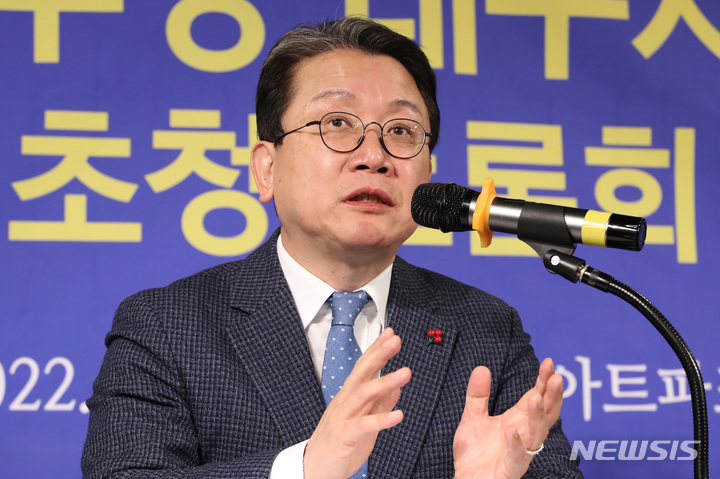 [대구=뉴시스] 더불어민주당 대구시당 강민구 위원장이 대구·경북 언론인 모임 '아시아포럼21' 초청토론회에서 질문에 답하고 있다. 뉴시스DB. 2023.04.24 photo@newsis.com 