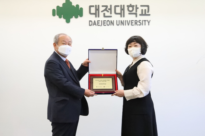 왼쪽부터 남상호 총장과 혜화리버럴아츠칼리지 안광숙 학장 *재판매 및 DB 금지