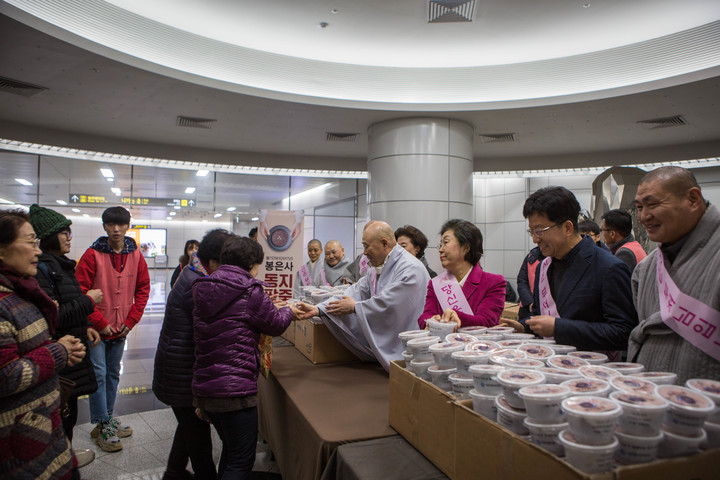 [서울=뉴시스] 대한불교조계종 봉은사 팥죽 나눔 행사 (사진=봉은사 제공)2 022.12.20. photo@newsis.com *재판매 및 DB 금지