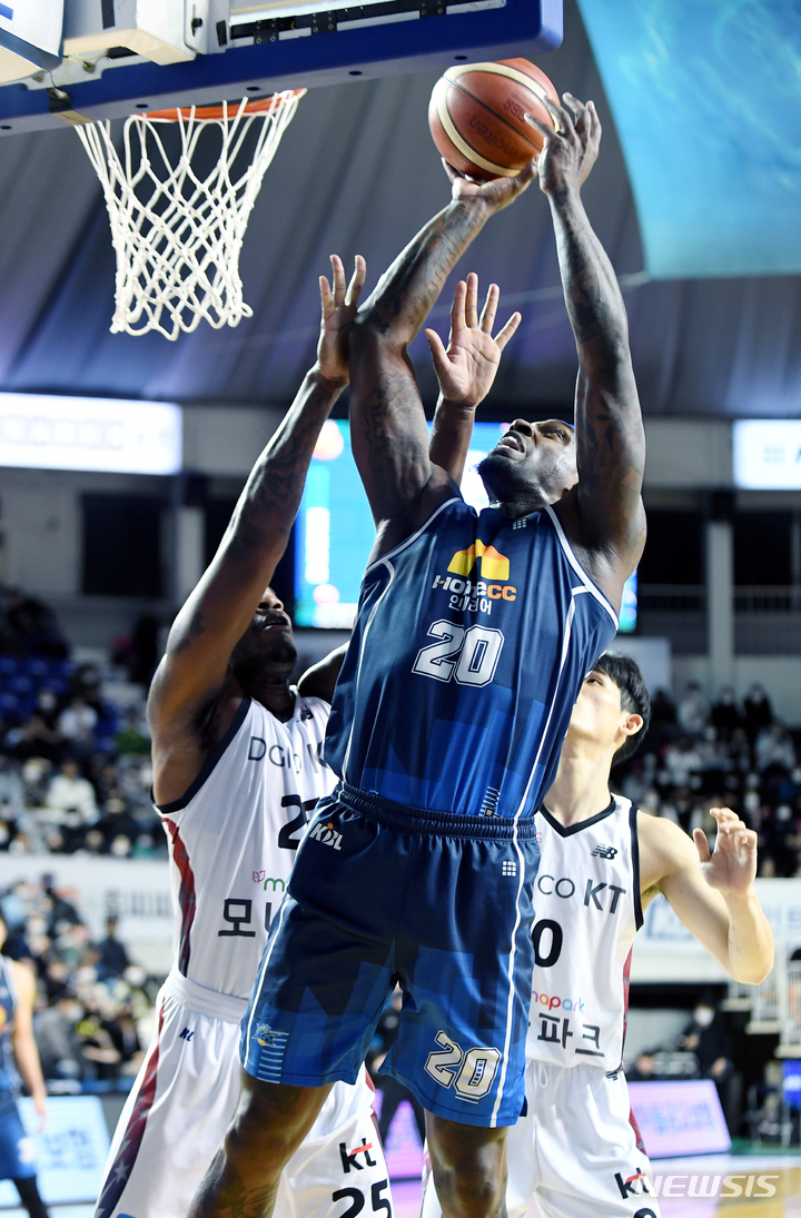 [서울=뉴시스]프로농구 KCC 라건아. (사진=KBL 제공)