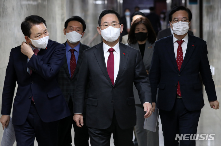 [서울=뉴시스] 이영환 기자 = 주호영 국민의힘 원내대표가 20일 오전 서울 여의도 국회에서 열린 원내대책회의에 참석하고 있다. 2022.12.20. 20hwan@newis.com