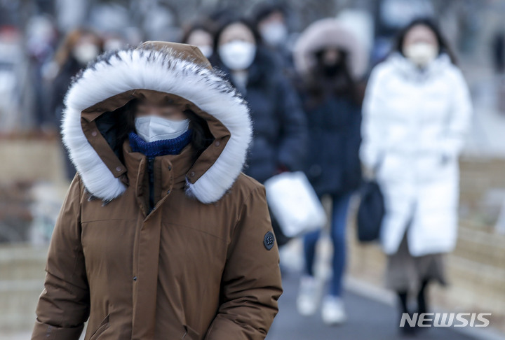 [서울=뉴시스] 정병혁 기자 = 한파가 이어지고 있는 지난 20일 오전 서울 종로구 광화문네거리 인근에서 두꺼운 옷차림을 한 시민들이 이동하고 있다. 2022.12.20. jhope@newsis.com