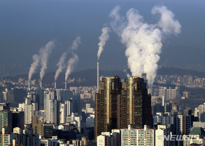 [서울=뉴시스] 김금보 기자 = 서울 중구 남산에서 바라본 서울시내 발전소와 빌딩에서 수증기가 나오고 있다. 2022.12.20. kgb@newsis.com