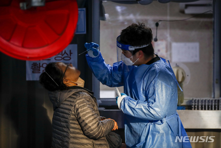 [서울=뉴시스] 정병혁 기자 = 20일 오전 서울 용산구보건소 코로나19 선별진료소를 찾은 시민이 코로나19 검사를 받고 있다. 2022.12.20. jhope@newsis.com