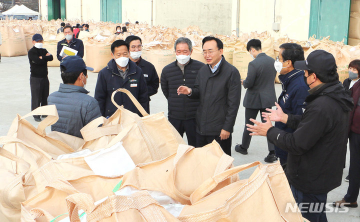 [나주=뉴시스] 윤병태 나주시장이 2022년산 공공비축미·시장격리곡 수매 현장을 찾아 어려운 여건 속에서도 값진 결실을 거둔 농업인들의 노고에 감사를 표시하고 있다. (사진=나주시 제공) 2022.12.20. photo@newsis.com