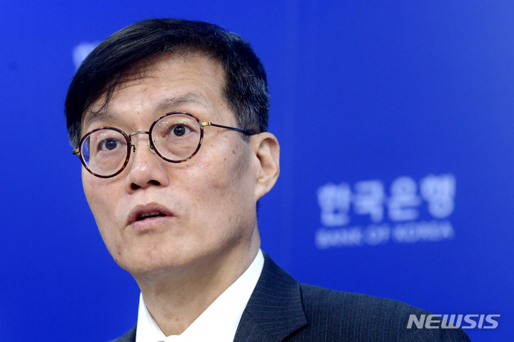 [서울=뉴시스] 사진공동취재단 = 이창용 한국은행 총재가 20일 서울 중구 한국은행 기자실에서 열린 2022년 하반기 물가설명회에서 물가안정목표 운영상황에 관해 설명하고 있다. 2022.12.20. photo@newsis.com