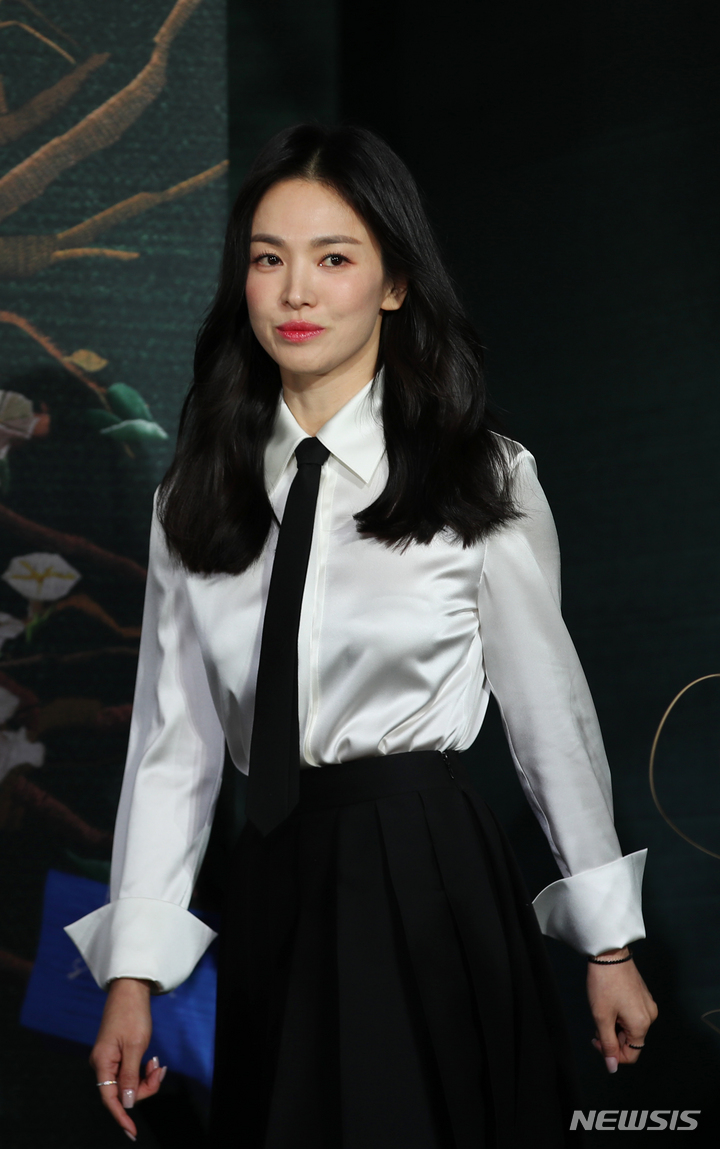 [서울=뉴시스] 고승민 기자 = 20일 서울 동대문구의 한 호텔에서 열린 넷플릭스 '더 글로리' 제작발표회에서 배우 송혜교가 무대로 입장하고 있다. 2022.12.20. kkssmm99@newsis.com