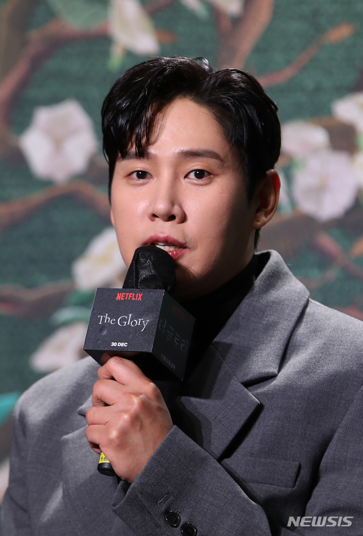 [서울=뉴시스] 고승민 기자 = 작년 12월 20일 서울 동대문구의 한 호텔에서 열린 넷플릭스 '더 글로리' 제작발표회에서 전재준 역을 맡은 배우 박성훈이 인사말을 하고 있다. 2022.12.20. kkssmm99@newsis.com