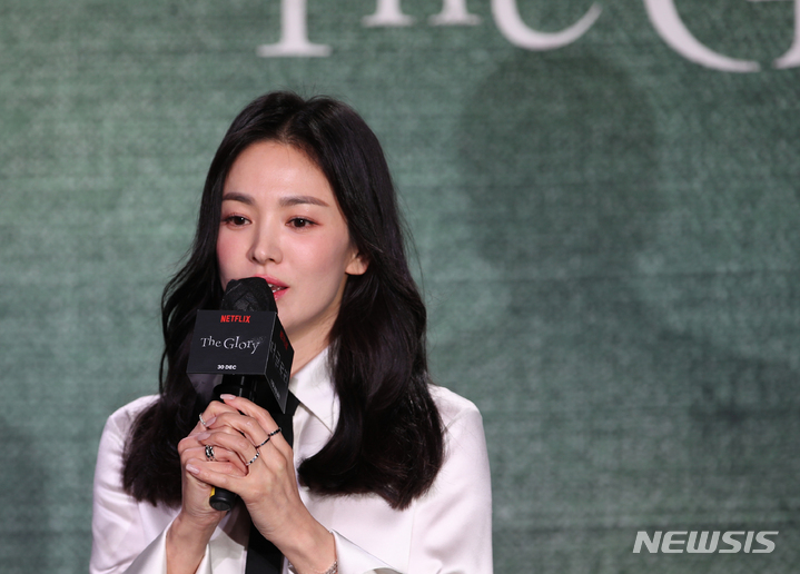 [서울=뉴시스] 고승민 기자 = 20일 서울 동대문구의 한 호텔에서 열린 넷플릭스 '더 글로리' 제작발표회에서 배우 송혜교가 인사말을 하고 있다. 2022.12.20. kkssmm99@newsis.com