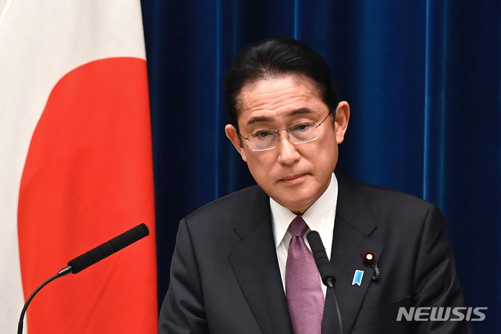 [도쿄=AP/뉴시스]지난 16일 일본 도쿄 총리 관저에서 기시다 후미오 총리가 기자회견을 가지고 있다. 2022.12.29.
