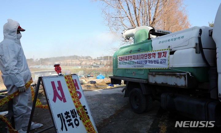 [부산=뉴시스] 하경민 기자 = 조류인플루엔자(H5형) 항원이 검출된 부산 기장군의 한 농장에서 20일 오후 방역요원들이 출입을 통제한 채 방역소독을 펼치고 있다. 이 농장에서는 닭 등 가금류 총 226마리를 사육하고 있었지만, 이 중 약 30마리가 지난 18~19일 조류인플루엔자로 폐사했고, 나머지 가금류는 19일 밤 모두 살처분됐다. 2022.12.20. yulnetphoto@newsis.com