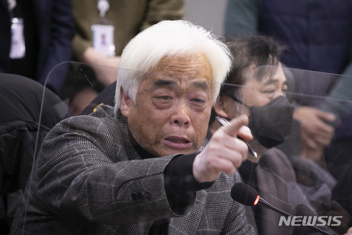 [서울=뉴시스] 이영환 기자 = 이종철 10.29 이태원참사 유가족협의회 대표가 지난 20일 오후 서울 여의도 국회의원회관에서 열린 국민의힘 국정조사특위 위원-이태원 참사 유가족 간담회에 참석해 발언을 하고 있다. (공동취재사진) 2022.12.20. photo@newsis.com