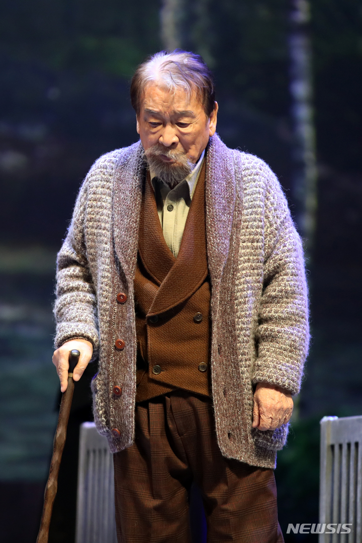 [서울=뉴시스] 박진희 기자 = 연극 '갈매기' 연출 배우 이순재가 20일 서울 광진구 유니버설아트센터에서 언론 시연회를 하고 있다. 2022.12.20. pak7130@newsis.com