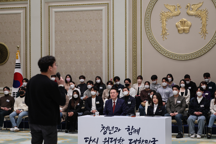 [서울=뉴시스] 윤석열 대통령과 부인 김건희 여사가 20일 청와대 영빈관에서 청년들과 만나 노동·교육·연금 3대 개혁 등을 주제로 간담회를 하고 있다. (사진=대통령실 제공) 2022.12.20. photo@newsis.com *재판매 및 DB 금지