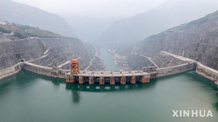 [레이보(중 쓰촨성)=신화/뉴시스] 중국이 세계 4위, 자국 3위 규모의 시뤄두(溪洛渡) 수력발전소에서 서방산 산업 제어칩을 전면 퇴출하고 국산 시스템으로 교체했다. 중국 측은 국가 안보와 공급망 안정성 강화를 위한 조치라고 밝혔다. 사진은 2022년 12월20일 시뤄두발전소의 모습. 2025.08.14