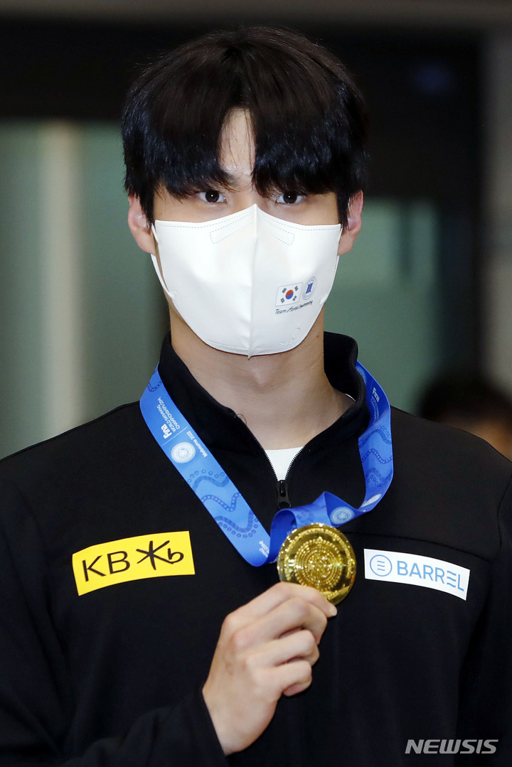 [인천공항=뉴시스] 최동준 기자 = 국제수영연맹 세계선수권대회 남자 자유형 200m 금메달을 차지한 황선우가 20일 인천국제공항을 통해 귀국해 포즈를 취하고 있다. 2022.12.20. photocdj@newsis.com