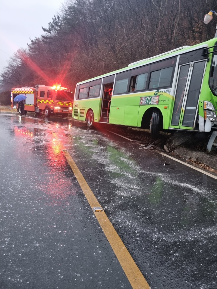 [창원=뉴시스] 강경국 기자 = 21일 오전 7시26분께 경남 창원시 마산합포구 진북면 인곡리에서 시내버스가 얼어붙은 도로에 미끄러지는 사고가 발생해 소방관들이 구조작업을 하고 있다. (사진=창원소방본부 제공). 2022.12.21. photo@newsis.com *재판매 및 DB 금지