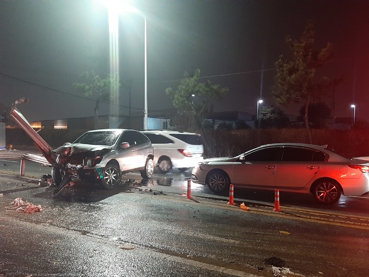 [창원=뉴시스] 강경국 기자 = 21일 오전 5시42분께 경남 창원시 성산구 성주동 GM대우정문 앞 도로에서 SUV 차량이 도로결빙으로 미끄러져 중앙분리대를 들이받아 소방관들이 구조작업을 하고 있다. (사진=창원소방본부 제공). 2022.12.21. photo@newsis.com *재판매 및 DB 금지