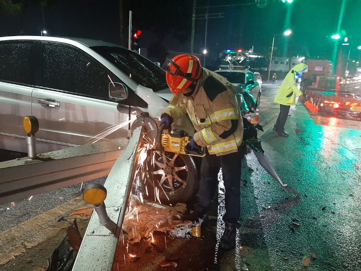 [창원=뉴시스] 강경국 기자 = 21일 오전 5시42분께 경남 창원시 성산구 성주동 GM대우정문 앞 도로에서 SUV 차량이 도로결빙으로 미끄러져 중앙분리대를 들이받아 소방관들이 구조작업을 하고 있다. (사진=창원소방본부 제공). 2022.12.21. photo@newsis.com *재판매 및 DB 금지
