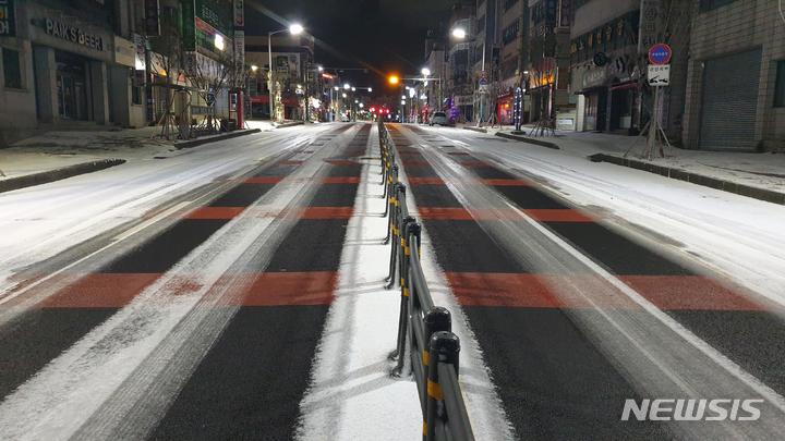 열선이 설치된 제주시 고마로가 밤시간대에도 결빙되지 않은 모습. (사진=제주시)