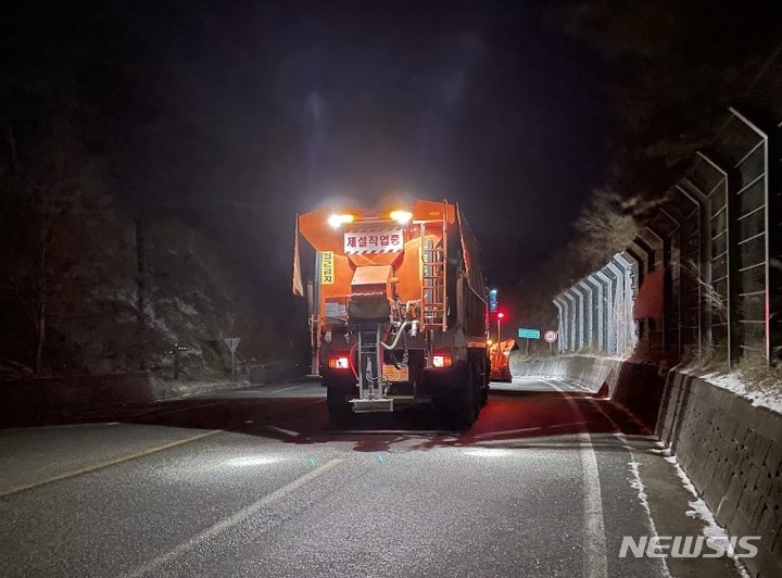[거창=뉴시스] 경남 거창군 남령재 제설작업.(사진=경남도 제공) 2022.12.21. photo@newsis.com