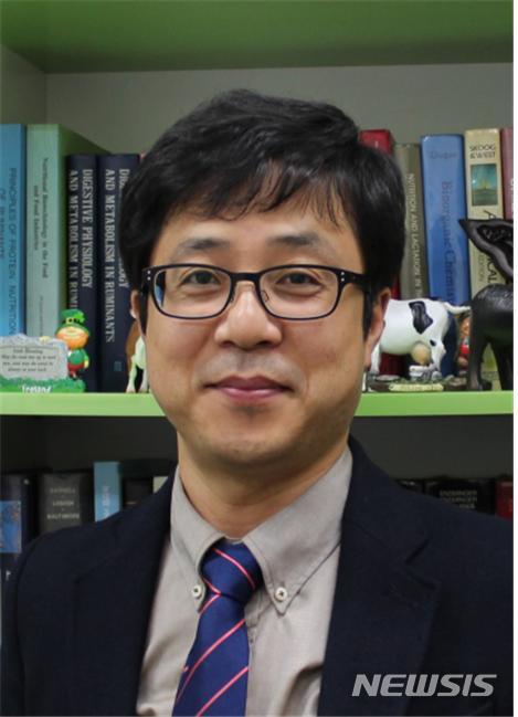 [전주=뉴시스]윤난슬 기자 = 전북대학교는 최낙진 교수(농생대 동물자원과학과)가 (사)한국유기농업학회 신임 회장에 선임됐다고 21일 밝혔다.(사진=전북대 제공) 