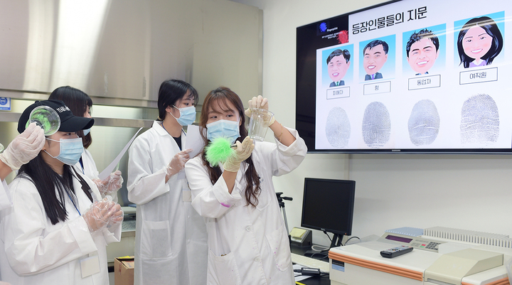 순천향대 법과학대학원 학생들이 지문감식 실습을 진행하고 있다. (사진=순천향대 제공) 2022.12.21. photo@newsis.com *재판매 및 DB 금지