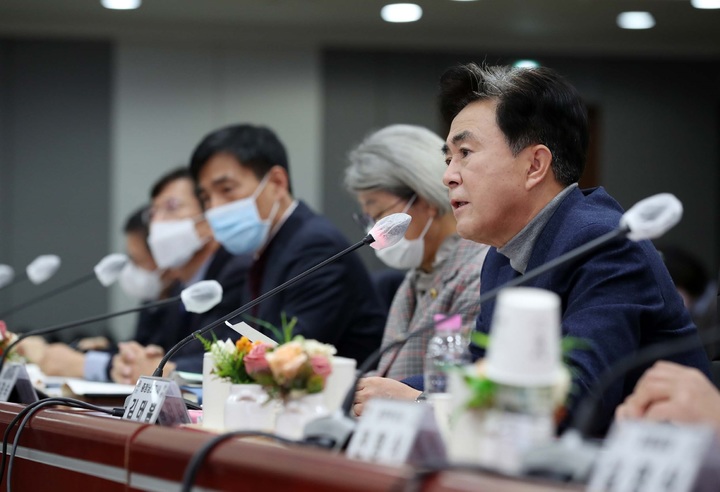 [홍성=뉴시스] 김태흠 충남지사가 민선 8기 제3차 경제상황 점검회의에서 모두발언을 하고 있다. *재판매 및 DB 금지