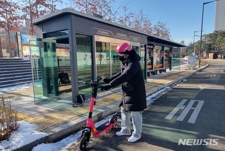 [서울=뉴시스] 스마트 모빌리티 플랫폼 기업 '휙고'와 국내 교통결제 정산사 '로카모빌리티'는 최근 공동개발을 마친 '공유PM(개인형 이동장치)용 교통카드 결제' 서비스를 시범적으로 시행한다고 21일 밝혔다. (사진=휙고 제공) 2022.12.21. photo@newsis.com