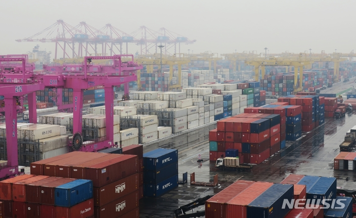 [인천=뉴시스] 김동영 기자 = 21일 인천 연수구 인천신항 컨테이너 터미널. 2022.12.21. dy0121@newsis.com 
