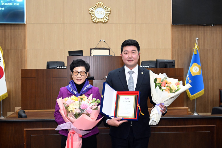 [울산=뉴시스] 유재형 기자 = 울산시 울주군의회는 김시욱 의원이 (사)의회를 사랑하는 사람들 울주군지회 회원들이 뽑은 ‘2022 울주군의회 의정활동 우수의원’에 선정됐다고 21일 밝혔다. 2022.12.21. (사진= 울주군의회 제공)photo@newsis.com *재판매 및 DB 금지