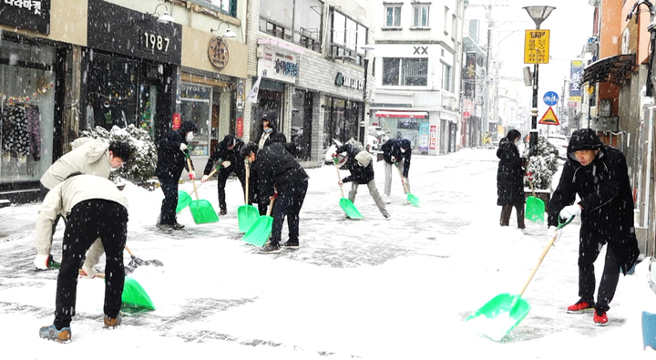 [거창=뉴시스]거창군청 직원들이 21일 대설주의보에 따른 제설작업에 신속대응하고 있다. *재판매 및 DB 금지