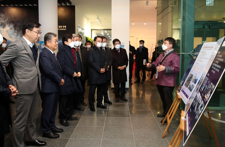 [밀양=뉴시스] 안지율 기자 = 경남도 시장·군수협의회 대표단이 21일 밀양시 아리랑우주천문대를 방문해 우주천문대 시설을 둘러보고 있다. (사진=밀양시 제공) 2022.12.21. photo@newsis.com *재판매 및 DB 금지