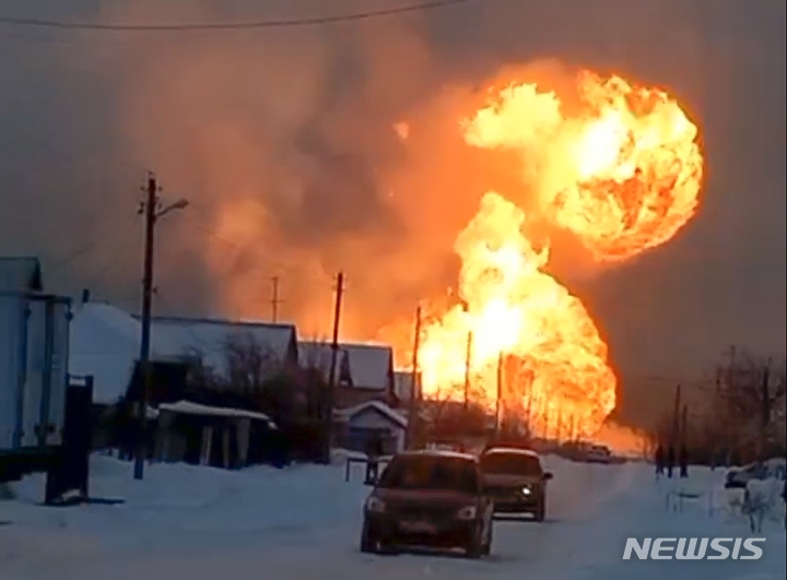 [얌바크티노=AP/뉴시스] 20일(현지시간) 러시아 서부 추바시아공화국 얌바크티노 마을 인근 '우렌고이-포마리-우즈고르드' 가스관에서 폭발이 일어나 화염과 연기가 치솟고 있다. 러시아 당국은 우크라이나를 거쳐 유럽으로 천연가스를 수출하는 러시아 가스관 정기 점검 중 폭발 사고가 일어나 3명이 숨지고 1명이 다쳤으며 수출 물량에는 영향이 없다고 밝혔다. 2022.12.21