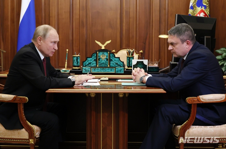 [모스크바=AP/뉴시스]러시아 측이 우크라이나 동부 루한스크(자칭 루간스크인민공화국·LPR) 지역 전역을 점령했다고 30일(현지 시간) 주장했다. 사진은 블라디미르 푸틴 러시아 대통령이 2022년 12월20일 모스크바 크렘린궁에서 레오니트 파세치니크 LPR 수반과 실무 회담을 하는 모습. 2025.07.01.