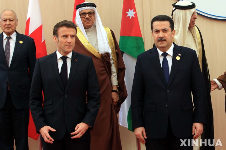 [ 스웨이메(요르단)신화/뉴시스]  요르단에서 열린 2022 바그다드 평화협력회의에서 만났을 때의 에마뉘엘 마크롱 프랑스대통령과 모하메드 시아 알수다니 이라크총리(오른쪽). 두 사람은 8월 30일 전화 회담을 갖고 곧 마크롱이 바그다드를 방문, 양국 관계의 강화와 중동 평화를 위해 노력할 것을 약속했다. 2025. 08. 31.  