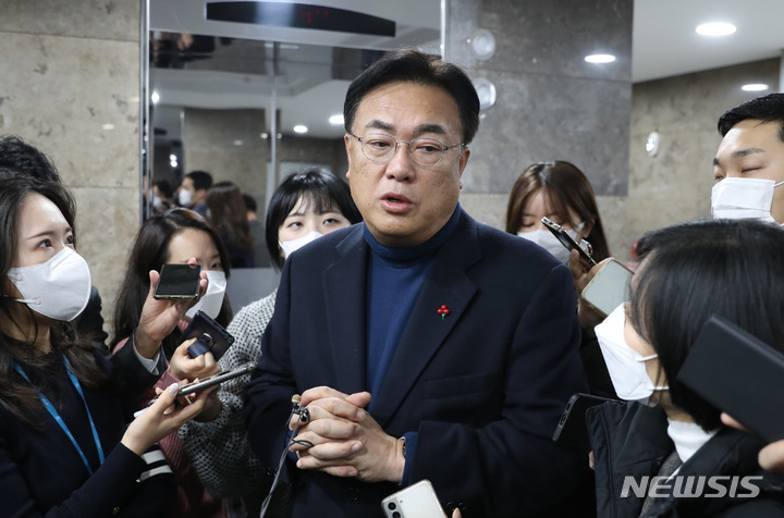 [서울=뉴시스] 전진환 기자 = 정진석 국민의힘 비상대책위원장이 지난 21일 오전 서울 여의도 국회 의원회관에서 열린 공부모임 '국민공감' 참석을 마치고 나와 기자들의 질문에 답하고 있다. 2022.12.21. amin2@newsis.com