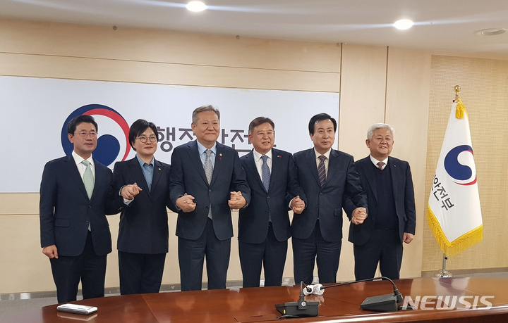 [세종=뉴시스] 강종만 영광군수가 20일 행정안전부에서 이상민 장관과 국민의힘 조수진 의원이 주최한 호남권 무소속 지자체장과의 간담회에 참석해 군 현안사업 특별교부세 50억원을 지원한 후 기념촬영을 하고 있다. 왼쪽부터 정인화 광양시장, 국민의힘 조수진 국회의원, 이상민 행정안전부 장관, 강종만 영광군수, 박홍률 목포시장, 황인홍 무주군수. (사진=영광군 제공) 2022.12.20. photo@newsis.com