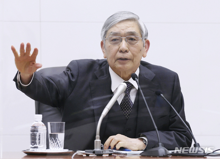[도쿄=AP/뉴시스]지난달 20일 일본 도쿄 일본은행 본사에서 구로다 하루히코 총재가 기자회견을 가지고 발언하고 있다. 2023.01.18.