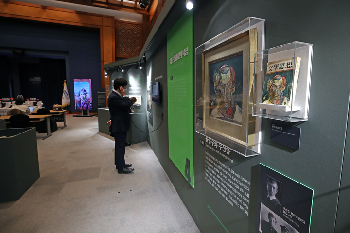 [서울=뉴시스] 박진희 기자 = 국립한국문학관은 삼성출판박물관, 영인문학관과 함께 21일 서울 종로구 청와대 춘추관에서 청와대를 둘러싼 북악산, 인왕산 일대에서 활동했던 근현대 문인들의 대표작품 특별전시 ‘이상, 염상섭, 현진건, 윤동주 청와대를 거닐다’ 언론 공개행사를 하고 있다. 전시는 내년 1월 16일까지. 2022.12.21. pak7130@newsis.com