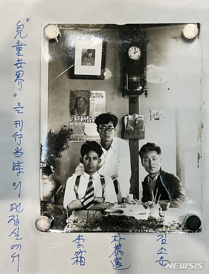 [서울=뉴시스] 박진희 기자 = 국립한국문학관은 삼성출판박물관, 영인문학관과 함께 21일 서울 종로구 청와대 춘추관에서 근현대 문인들의 대표작품 특별전 ‘이상, 염상섭, 현진건, 윤동주 청와대를 거닐다’ 전시에 시인 이상(본명 김해경) 모습이 담긴 사진을 공개하고 있다. 사진은 김소운이 '아동세계'를 발행할 때 함께 찍은 사진이다. 이상은 '아동세계'에서 내지화 및 삽화를 그렸다. 왼쪽부터 이상, 박태원, 김소운. 2022.12.21. pak7130@newsis.com