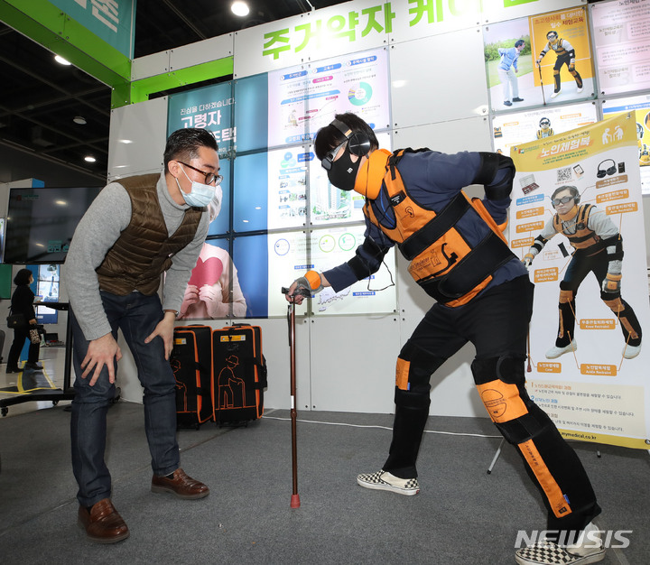 [서울=뉴시스] 조수정 기자 = 지난 2022년 12월 21일 서울 서초구 aT센터에서 개막한 2022년 대한민국 주거복지대전에서 관람객이 고령자 복지주택 등을 안내하는 '주거약자 케어 존'을 찾아 근력약화, 청각(이명) 등 노인체험을 하고 있다. 해당사진은 기사와 직접 관련이 없습니다. 2022.12.21. chocrystal@newsis.com