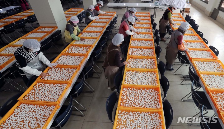 [부산=뉴시스] 하경민 기자 = 동지를 하루 앞둔 21일 부산 부산진구 삼광사 내 식당에서 불자들이 동지팥죽에 넣을 새알심을 건조하고 있다. 삼광사는 신도와 시민 등 1만명과 팥죽을 나눌 예정이다. 2022.12.21. yulnetphoto@newsis.com