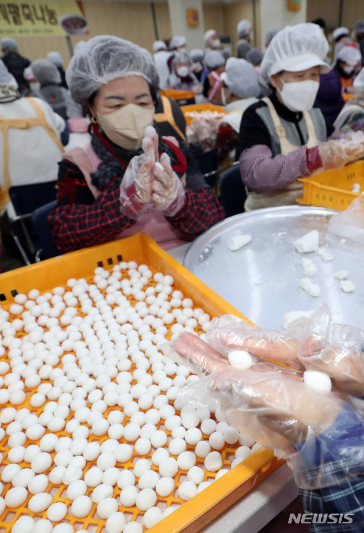 [부산=뉴시스] 하경민 기자 = 동지를 하루 앞둔 21일 부산 부산진구 삼광사 내 식당에서 불자들이 동지팥죽에 넣을 새알심을 빚고 있다. 삼광사는 신도와 시민 등 1만명과 팥죽을 나눌 예정이다. 2022.12.21. yulnetphoto@newsis.com