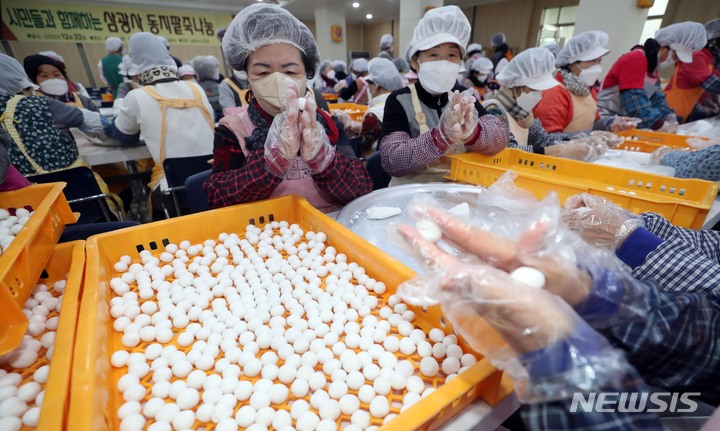 [부산=뉴시스] 하경민 기자 = 동지를 하루 앞둔 21일 부산 부산진구 삼광사 내 식당에서 불자들이 동지팥죽에 넣을 새알심을 빚고 있다. 삼광사는 신도와 시민 등 1만명과 팥죽을 나눌 예정이다. 2022.12.21. yulnetphoto@newsis.com