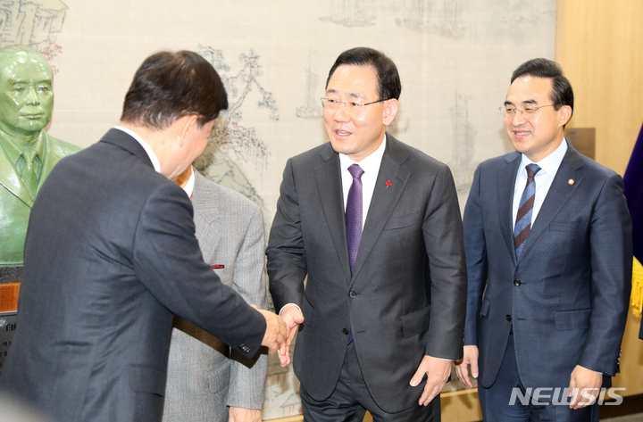 [서울=뉴시스] 고범준 기자 = 주호영(가운데) 국민의힘 원내대표와 박홍근 더불어민주당 원내대표가 21일 오후 서울 여의도 국회접견실에서 열린 제24회 백봉신사상 시상식을 마치고 김진표 국회의장과 악수를 나누고 있다. 2022.12.21. bjko@newsis.com