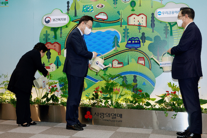 [서울=뉴시스] 조규홍(가운데) 보건복지부 장관이 지난 2022년 12월21일 서울 중구 사회복지공동모금회에서 열린 '자립준비청년 사회적 지지체계 구축 사업 운영을 위한 업무 협약식'에 참석해 자립준비청년을 돕는 퍼포먼스를 하고 있는 모습. (사진=보건복지부 제공) 2022.12.21. photo@newsis.com *재판매 및 DB 금지